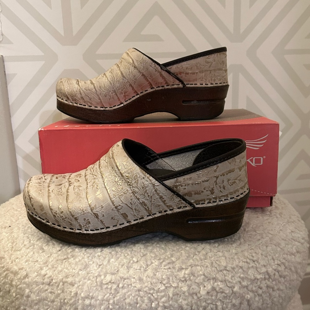 Dansko Size EU 37 US 6.5-7 Leather Clogs Gilded Cream Gold Floral Pattern